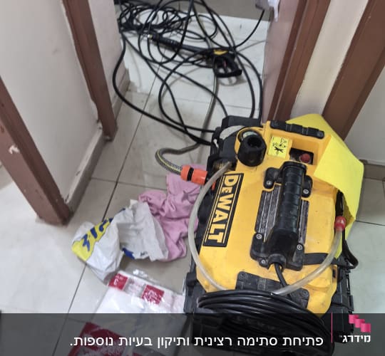 כלי עבודה וחוטים על רצפה, ציוד אינסטלציה